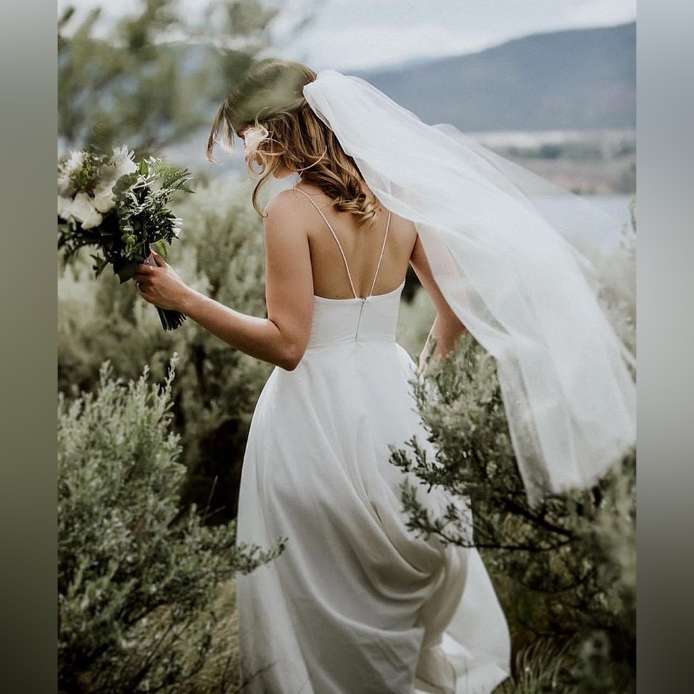 Simple & elegant single tiered Wedding Veil. NEVER WORN (pics are examples).